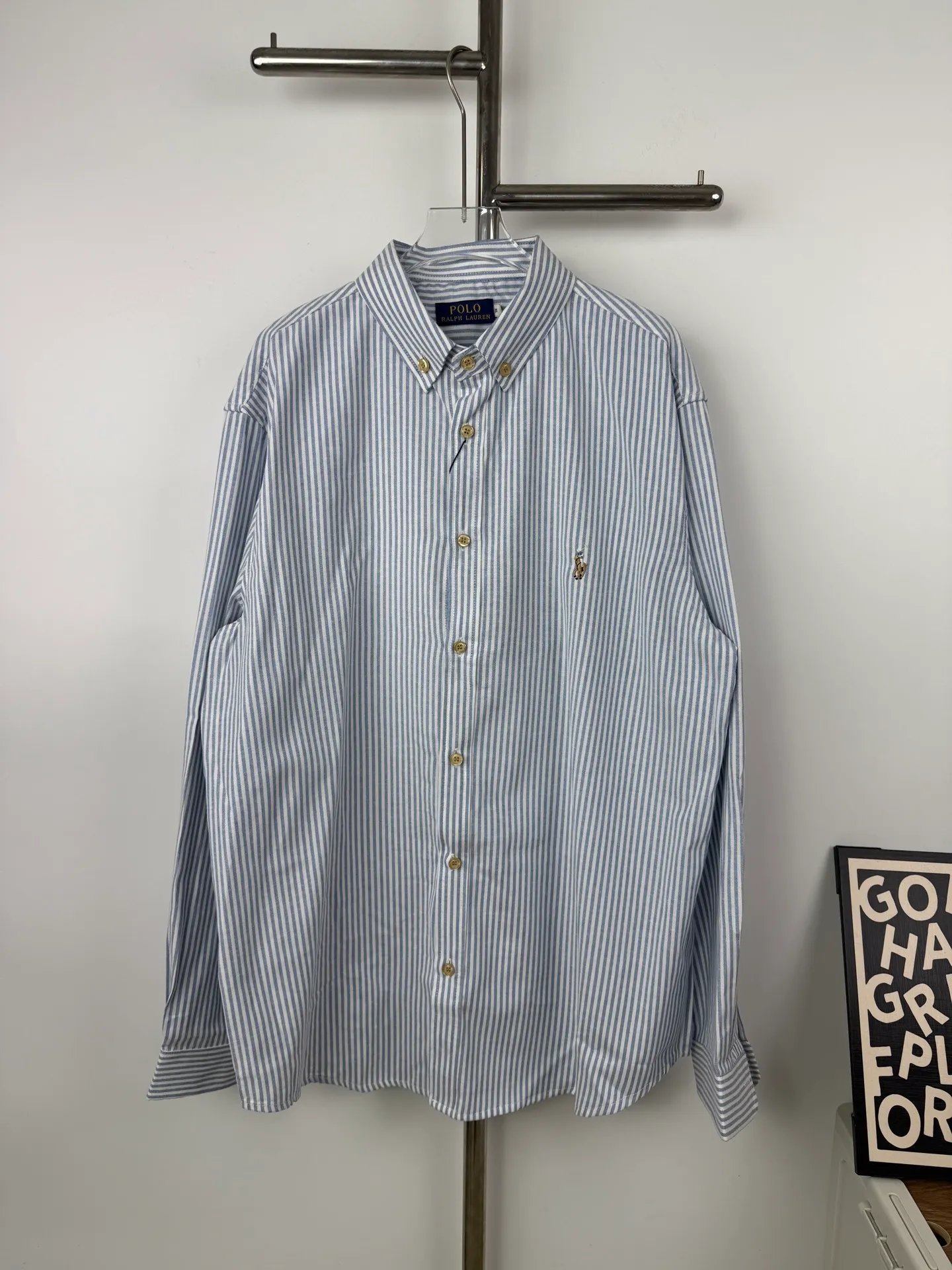 P190 Style No. B25 Ralph Lauren/Ralph Lauren classic colorful small label striped casual shirt 1️⃣Made of high-quality classic striped fabric, the upper body is soft and comfortable, extremely delicate, has a solid, smooth and soft feel. The fabric does not wrinkle, and the feel is invincible. The details are handled perfectly! 2️⃣Adopting the washing process, the workmanship details are perfectly controlled. They are all hemmed with vest technology, and the insides of the sleeves are also used. Different from the four-needle and five-thread workmanship, the collars are also all designed with interlining, showing high-end fashion and individuality, and the style is fashionable, simple and elegant! 3️⃣It is very youthful and energetic, and can be easily worn by both men and women. It is very in line with the fashion aesthetic concepts of today's young people! Color: Striped Blue Sizes: S, M, L, XL